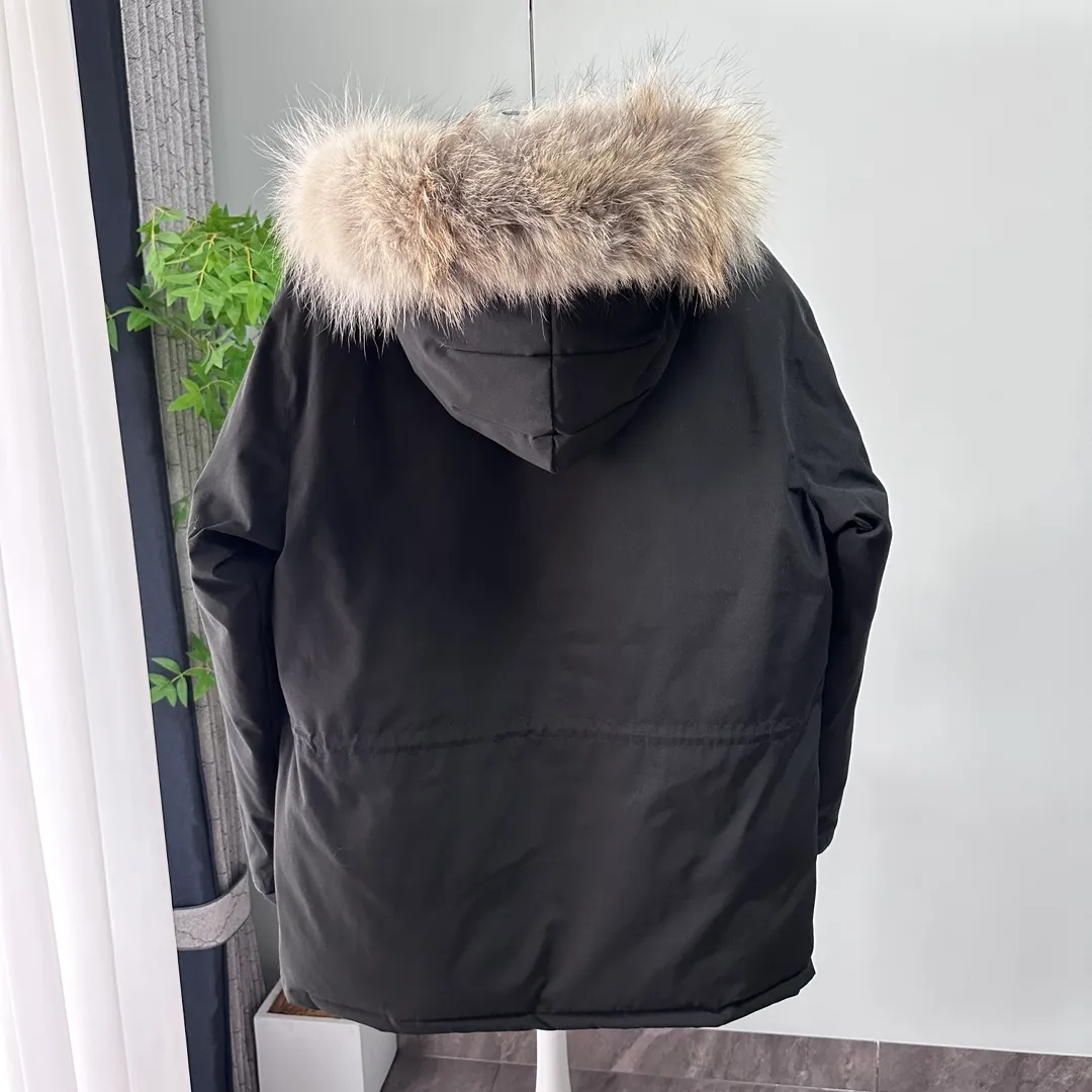P700 CANADA GOOSE｜Canada Goose Expedition Parka｜Classic upgrade New 08 style Color: graphite gray, off-white, black, pink, navy blue, sky blue, Size: XS, S, M, L, XL, XXL, Product introduction Loose fit, multi-pocket design Larger size for free movement. 6 exterior pockets: 4 reversible front pockets, zippered side entry. There is a practical pocket on the left sleeve and a top pocket on the right sleeve. There is a drawstring on the inside of the waist and a logo patch on the back. The waist is designed with an inside drawstring, which can be adjusted to provide excellent warmth. Woven grab straps at upper back with “Expedition” logo patch • Hood with removable zipper trim, interchangeable hood trim for personalization and added protection (this jacket is not available with the classic hood trim) • Chin protection element has a tricot inner fabric for softness and comfort • Woven grab straps at upper back with “Expedition” logo patch • Internal drawstring at the waist, adjustable to provide excellent warmth •Snap-in rib knit cuffs for added comfort and optimal heat locking in •Stylish hanging inner straps allow the jacket to be carried over the shoulder, hands-free •Stowaway nylon stretch snow skirt for added protection •Two-way zipper covered fly with Velcro® snaps that unzips from the bottom for increased range of motion and breathability. A windproof fly is designed under the zipper for an extra layer of protection. • 6 exterior pockets: 4 two-way pockets on the front with top flap and Velcro® snaps, and zippered side entry. Utility pockets on left sleeve and right sleeve with top flap and velcro® snaps Internal pockets: 1 zipped pocket, 2 mesh drop-in pockets Embroidered Canada Goose logo